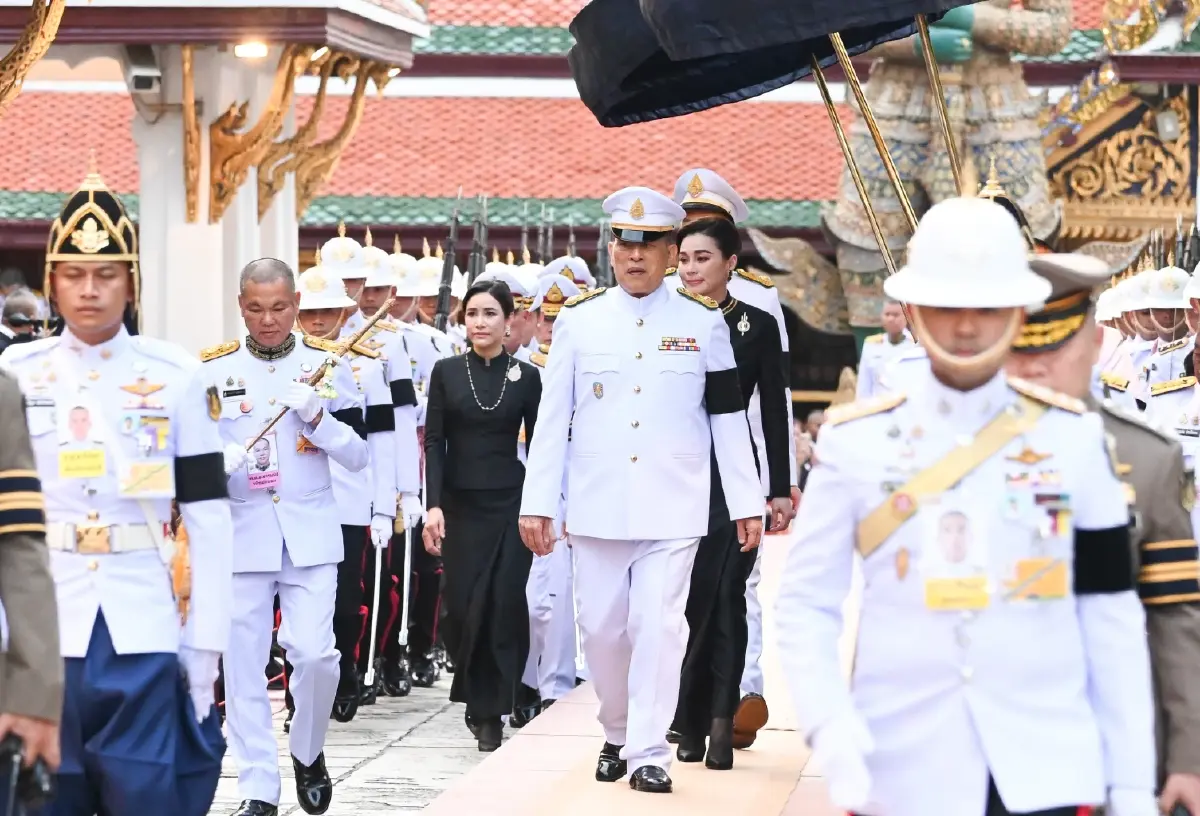 ในหลวง-พระราชินี เสด็จฯ ทรงเปลี่ยนเครื่องทรงฤดูหนาวถวาย 'พระแก้วมรกต'