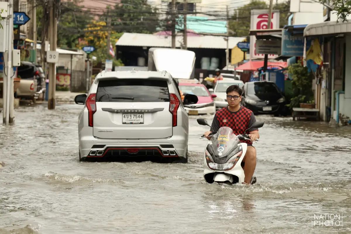 ฝนถล่มกรุง! ดอนเมืองน้ำยังท่วมขัง ถนนสรงประภา น้ำยังท่วมขัง