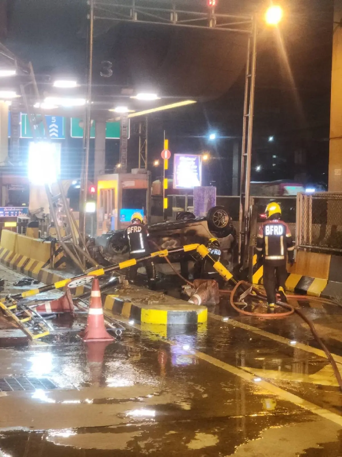 ระทึก รถยนต์ชนขอบทางพลิกคว่ำ ไฟไหม้วอดทั้งคัน หน้าด่านแจ้งวัฒนะ