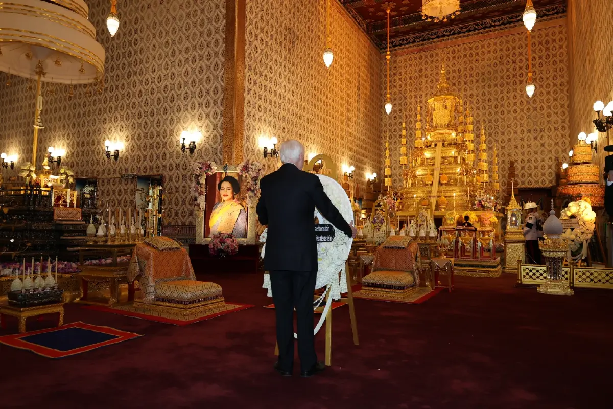 เจ้าชายแห่งราชรัฐลิกเตนสไตน์ ทรงวางพวงมาลาถวายราชสักการะพระบรมศพ พระพันปีหลวง