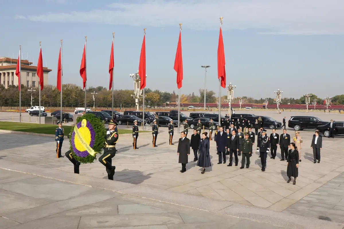 ในหลวง พระราชินี เสด็จฯ ทรงวางพวงมาลา ณ อนุสาวรีย์วีรชน จัตุรัสเทียนอันเหมิน