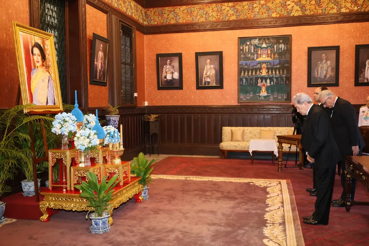 เจ้าชายแห่งราชรัฐลิกเตนสไตน์ ทรงวางพวงมาลาถวายราชสักการะพระบรมศพ พระพันปีหลวง