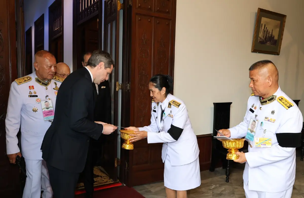 รมช.กลาโหมอิตาลี เข้าถวายราชสักการะ พระบรมศพ สมเด็จพระพันปีหลวง