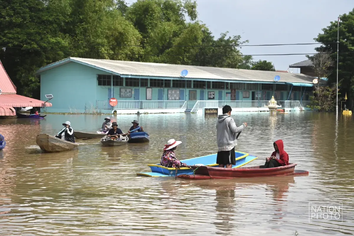 สถานการณ์น้ำท่วมหนัก ชาวอยุธยาพายเรือ รอต้อนรับนายกฯลงพื้นที่
