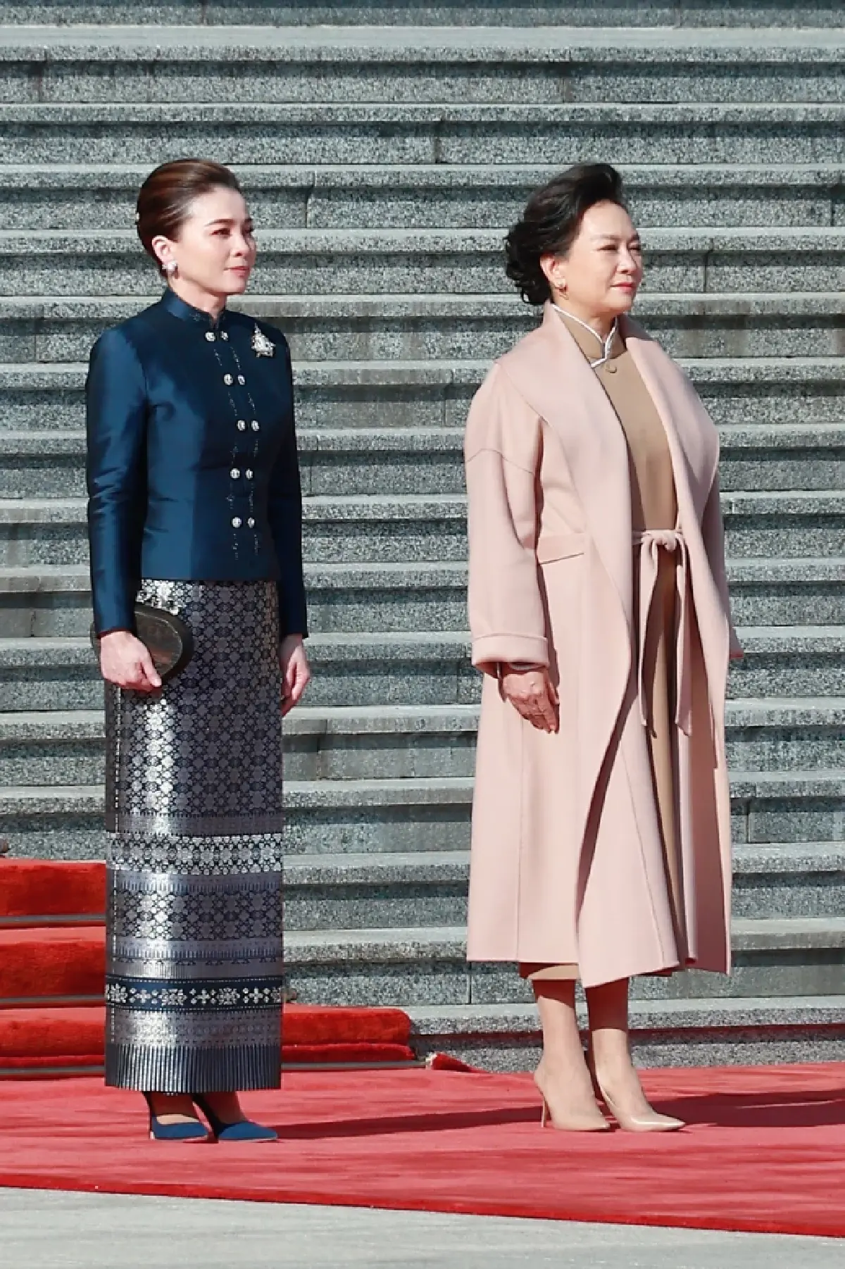 ในหลวง-พระราชินี เสด็จฯ มหาศาลาประชาชน สี จิ้นผิง-ภริยา เฝ้าฯ รับเสด็จ