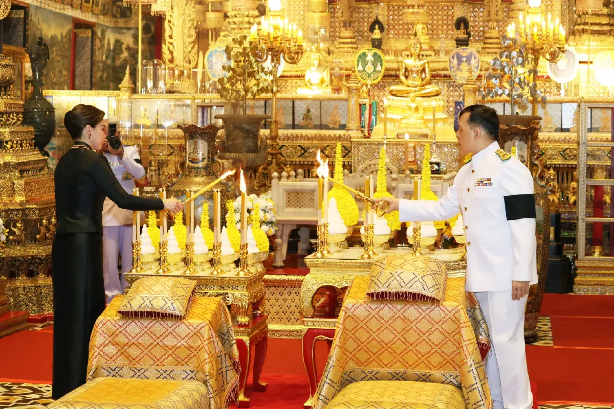 ในหลวง-พระราชินี เสด็จฯ ทรงเปลี่ยนเครื่องทรงฤดูหนาวถวาย 'พระแก้วมรกต'