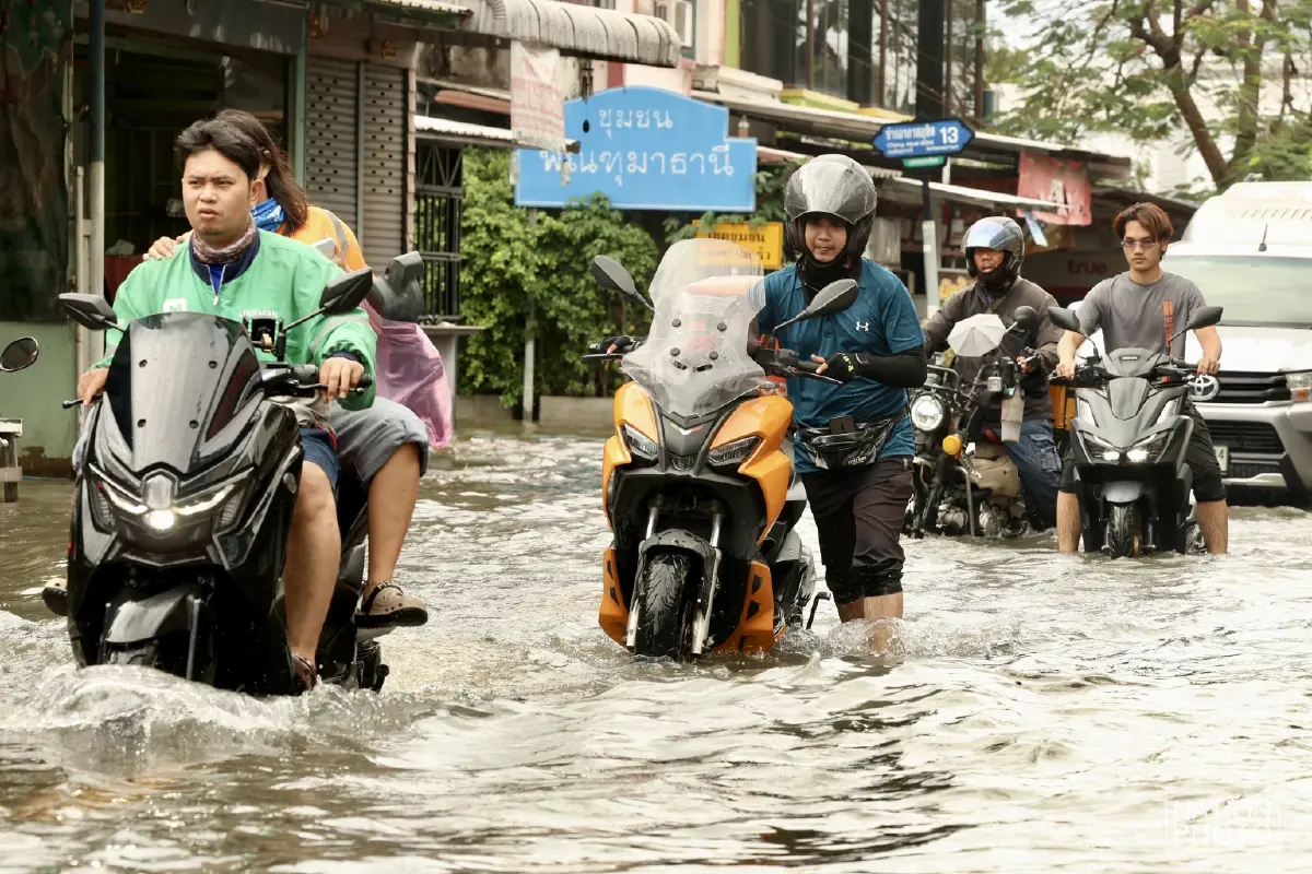 ฝนถล่มกรุง! ดอนเมืองน้ำยังท่วมขัง ถนนสรงประภา น้ำยังท่วมขัง