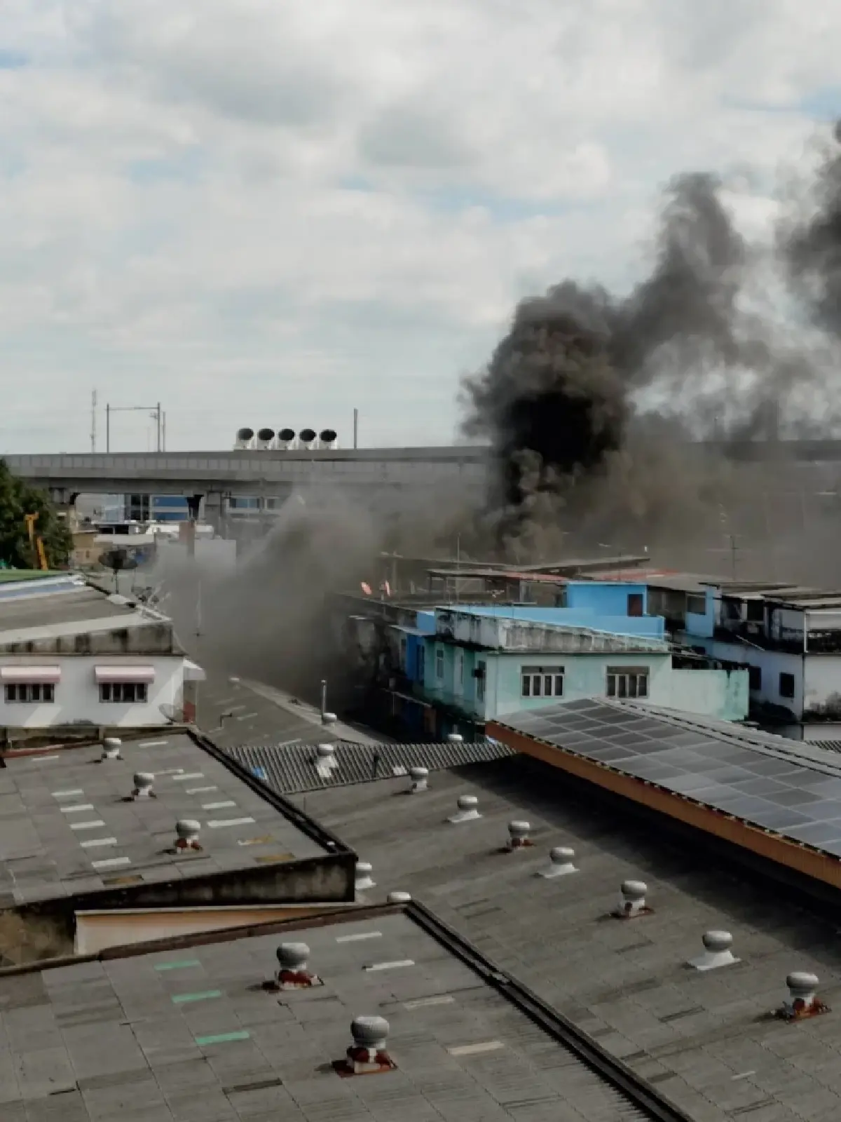 ระทึก เกิดเหตุ ไฟไหม้บ้าน 3 ชั้น ซ.สรณคมน์ 2 เขตดอนเมือง บาดเจ็บ 1 ราย