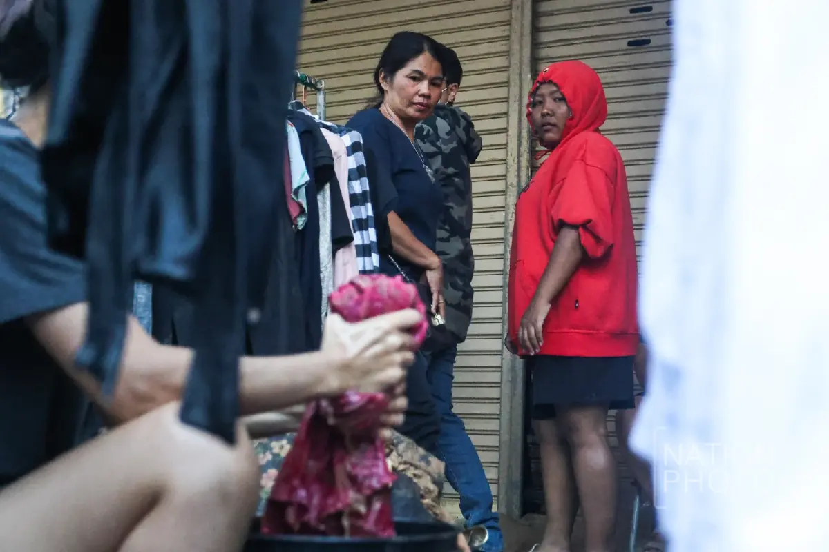 น้ำท่วมคลี่คลาย พ่อค้า-แม่ค้าหาดใหญ่ ขนสินค้าน้ำท่วม ขายราคาถูก