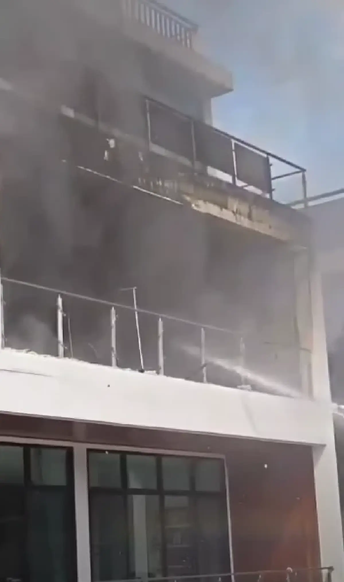 ด่วน! ไฟไหม้บ้านหรู ซอยทวีวัฒนา-กาญจนาภิเษก 8/1 จนท.เร่งดับเพลิง