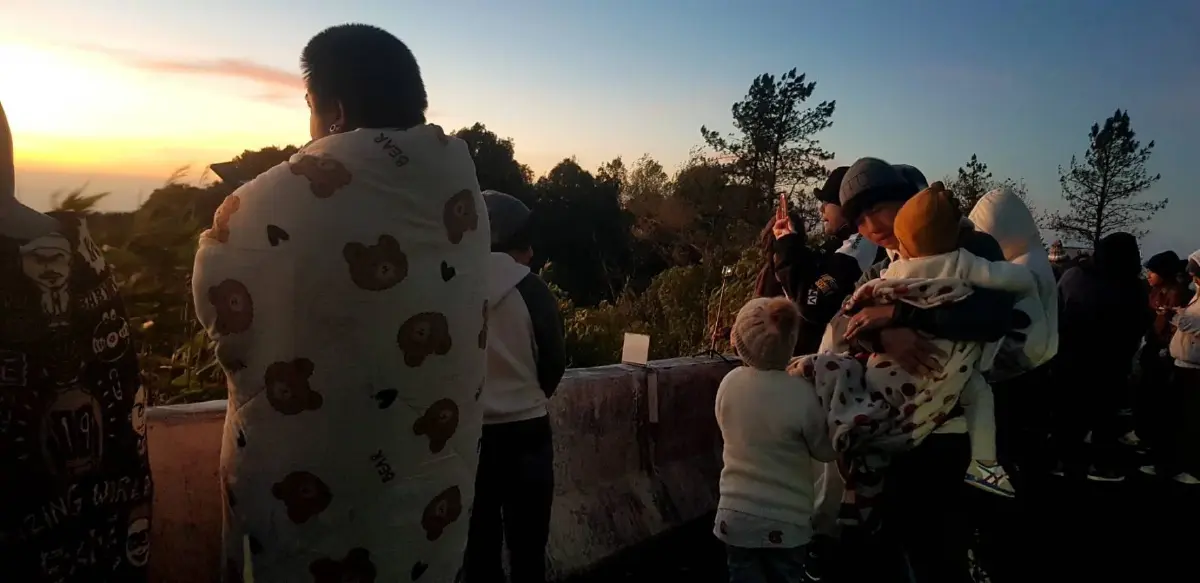 ดอยอินทนนท์ หนาวมาก 2°C นักท่องเที่ยวสัมผัสอากาศหนาว ดูแม่คะนิ้ง