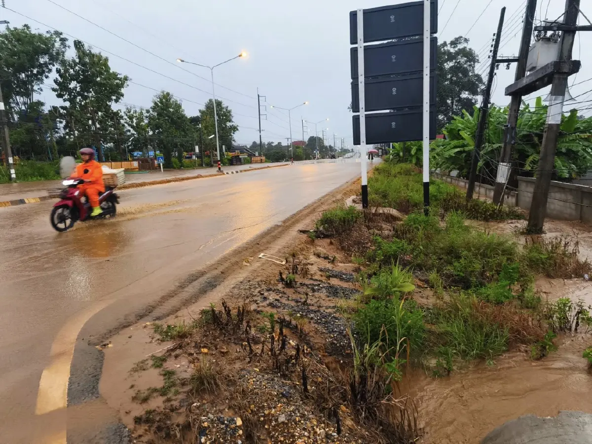 อิทธิพลพายุคัลแมกี ถล่มซ้ำ น้ำท่วมลำพูน - สันป่าสัก ถนนถูกตัดขาด