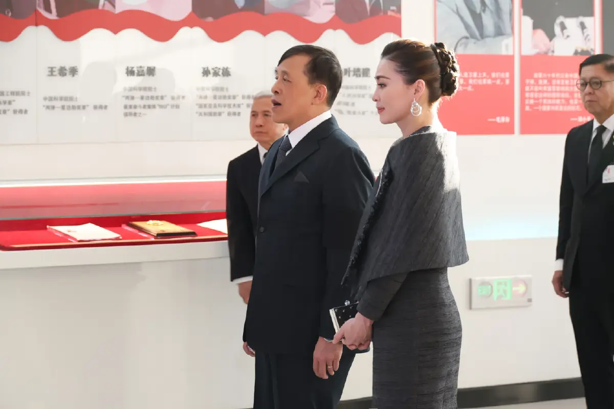 ในหลวง-พระราชินี ทอดพระเนตรศูนย์พัฒนาเทคโนโลยีและทรัพยากรด้านการศึกษา