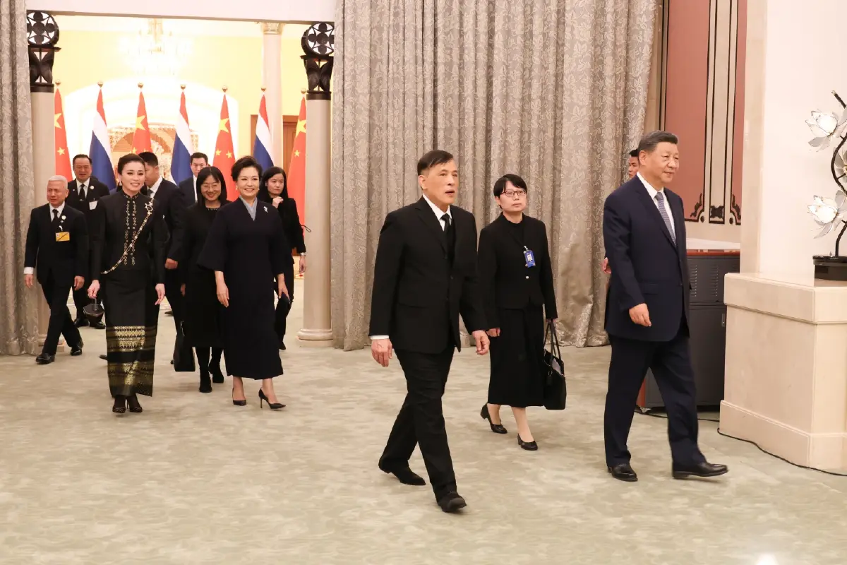 ในหลวง - พระราชินี เสด็จพระราชดำเนินไปในงานเลี้ยงพระกระยาหารค่ำ รัฐบาลจีนจัดถวาย