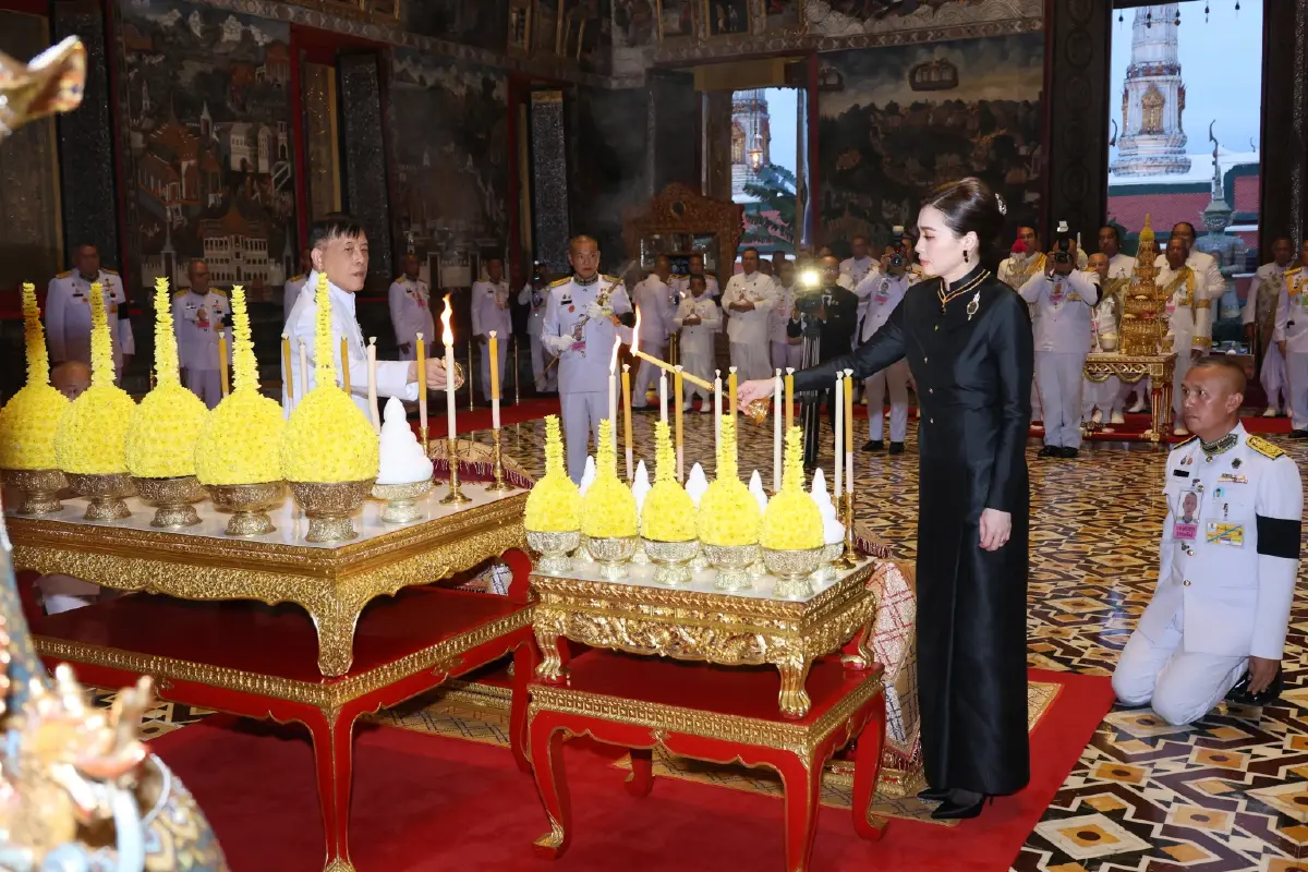 ในหลวง-พระราชินี เสด็จฯ ทรงเปลี่ยนเครื่องทรงฤดูหนาวถวาย 'พระแก้วมรกต'