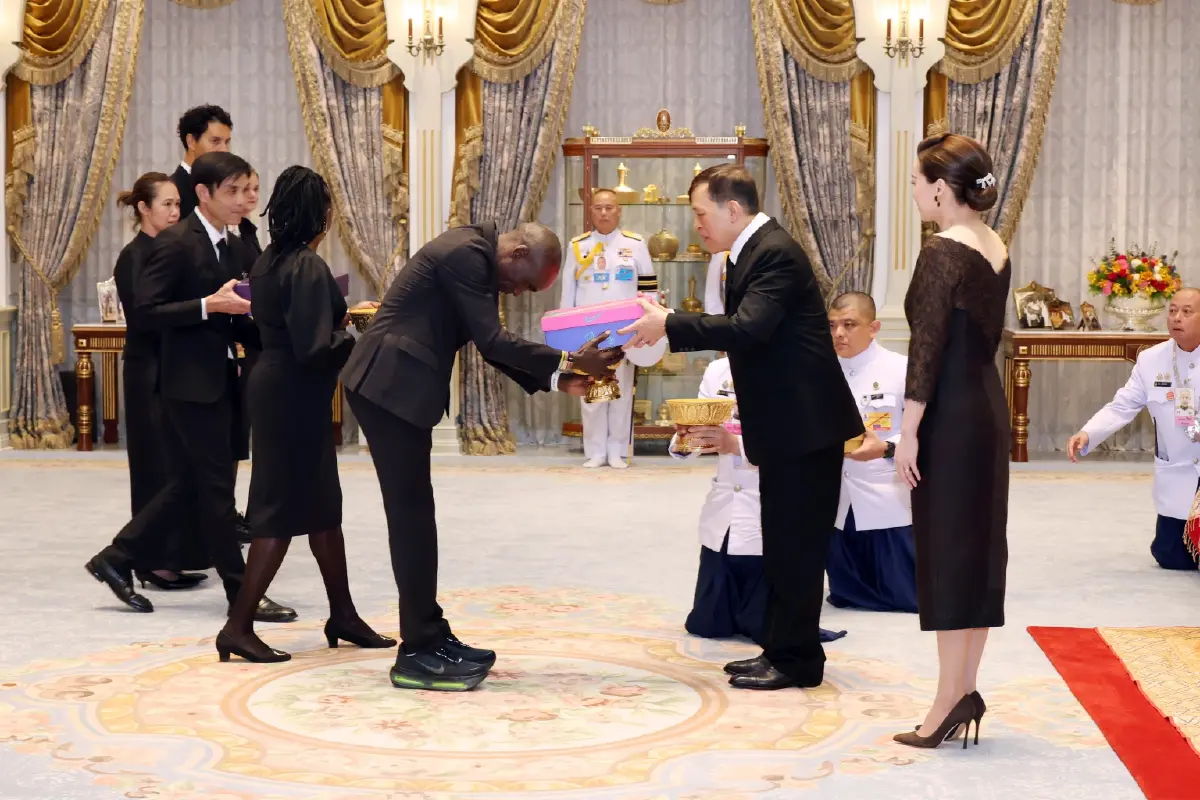 ในหลวง-พระราชินี พระราชทานพระบรมราชวโรกาสให้ คิปโชเก้ นักวิ่งชาวเคนยา เฝ้าฯ