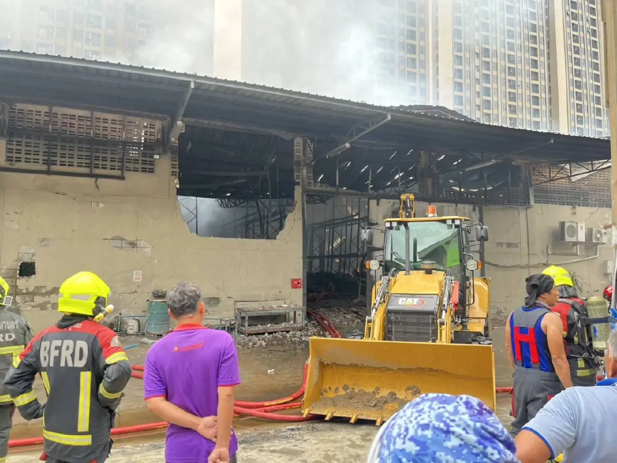 คืบหน้า ไฟไหม้โกดังสินค้า ราษฎร์บูรณะ 29 เกิดหลังคายุบตัวลงมาอีก