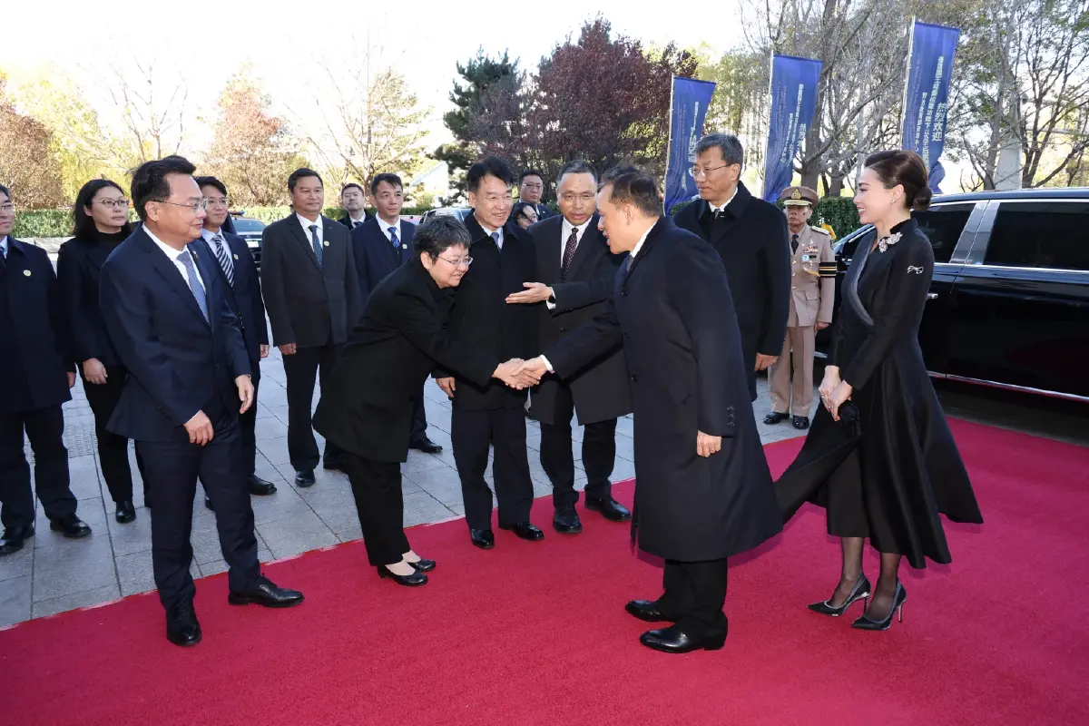 ในหลวง-พระราชินี ทอดพระเนตรศูนย์พัฒนาเทคโนโลยีและทรัพยากรด้านการศึกษา