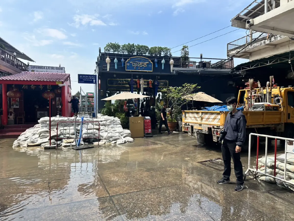 'สถานการณ์น้ำท่วม' กรุงเทพฯ น้ำเหนือ–น้ำหนุนยังสูง เตือน 11 ชุมชนนอกแนวคันกั้นน้ำ