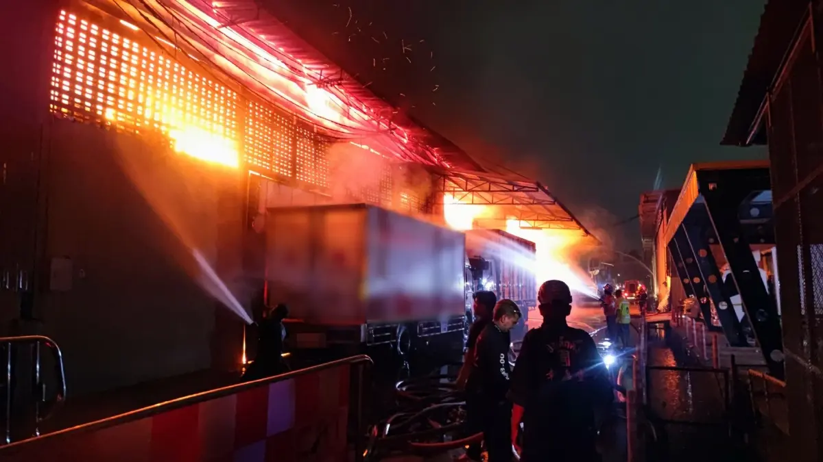 คืบหน้า ไฟไหม้โกดังสินค้า ราษฎร์บูรณะ 29 เกิดหลังคายุบตัวลงมาอีก