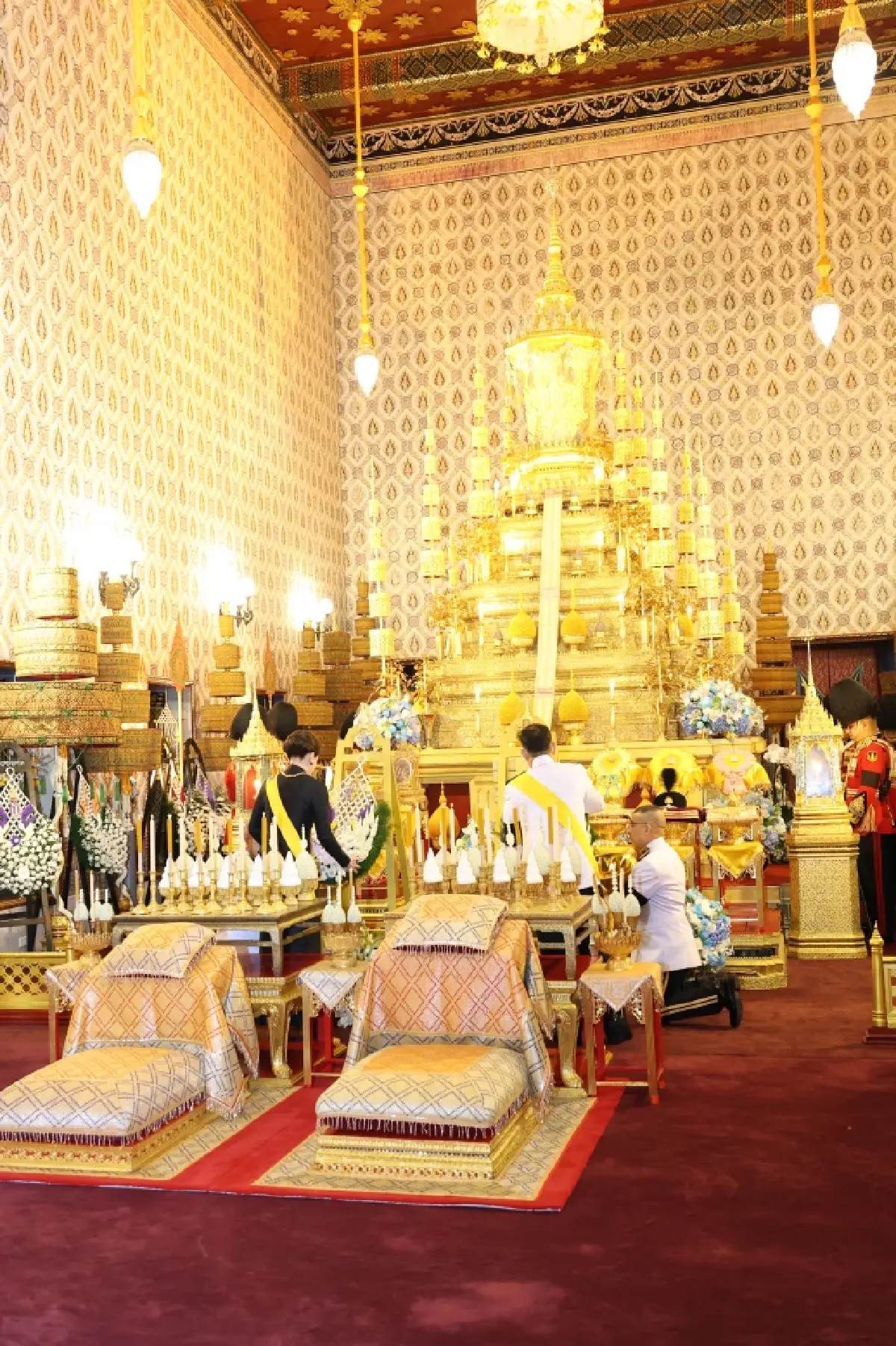 ในหลวง-พระราชินี ทรงบำเพ็ญพระราชกุศลปัณรสมวาร 15 วัน ถวายพระบรมศพ พระพันปีหลวง