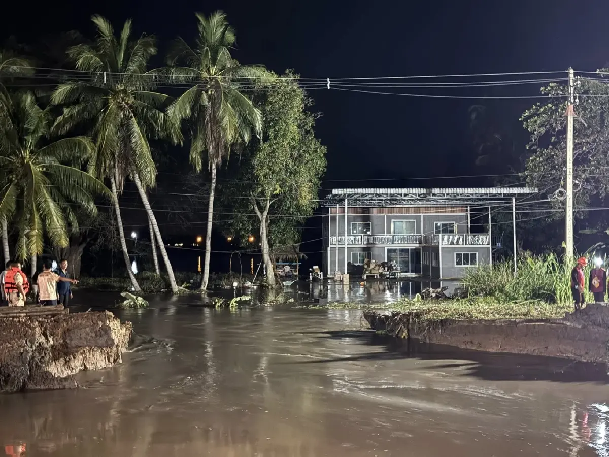 คันกั้นน้ำสิงห์บุรีขาดแล้ว! น้ำทะลัก ต.ต้นโพธิ์ เร่งสกัดมวลน้ำ