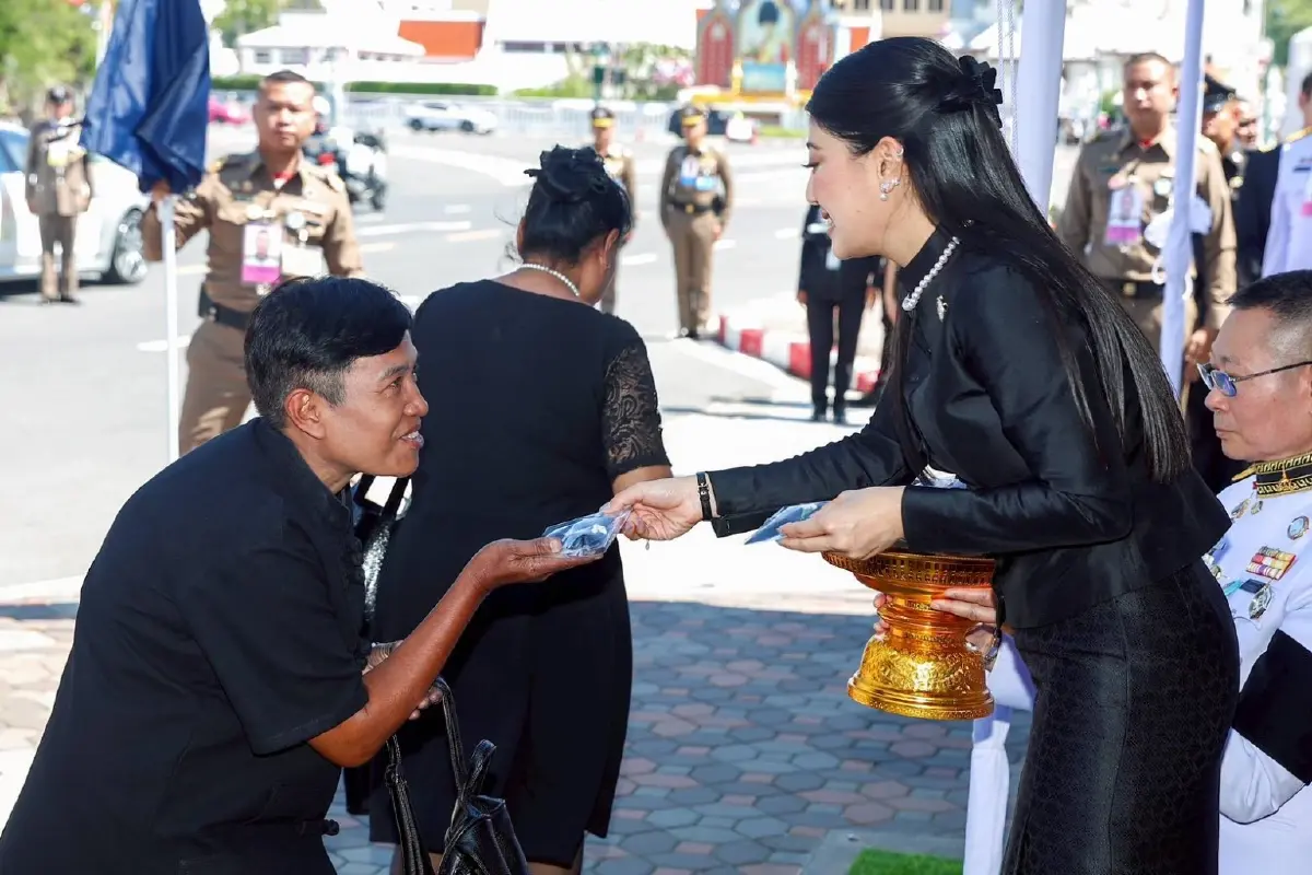 สมเด็จพระเจ้าลูกเธอ เจ้าฟ้าสิริวัณณวรี นารีรัตนราชกัญญา พระราชทานเข็มกลัดริบบิ้นสีดำแก่ประชาชนที่มาเข้ากราบถวายบังคมพระบรมศพ