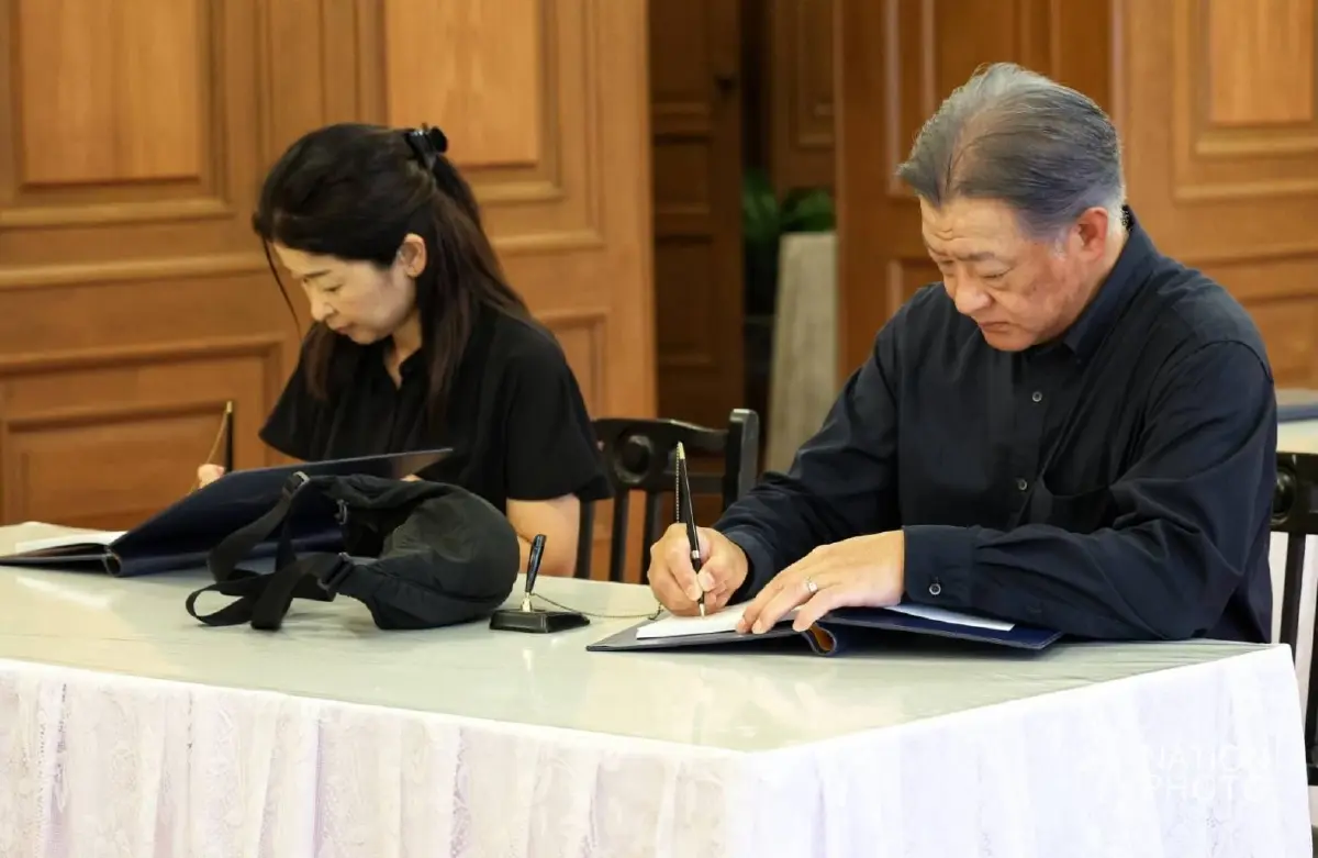 ประชาชน ดาราดัง เข้าถวายสักการะพระฉายาลักษณ์ สมเด็จพระพันปีหลวง