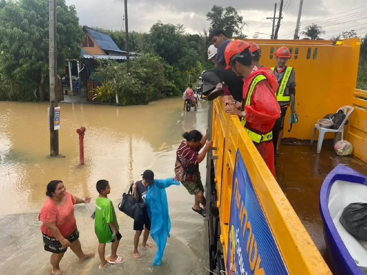 กรมทางหลวง สั่งด่วน! จัดรถ 6 ล้อ รับ-ส่งฟรี 24 ชม. สู้ภัยน้ำท่วมใต้