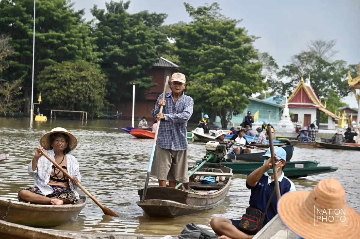 อัปเดต 'น้ำท่วมอยุธยา' ชาวบ้าน ต.หัวเวียง พายเรือมารอต้อนรับ นายกฯ ลงพื้นที่