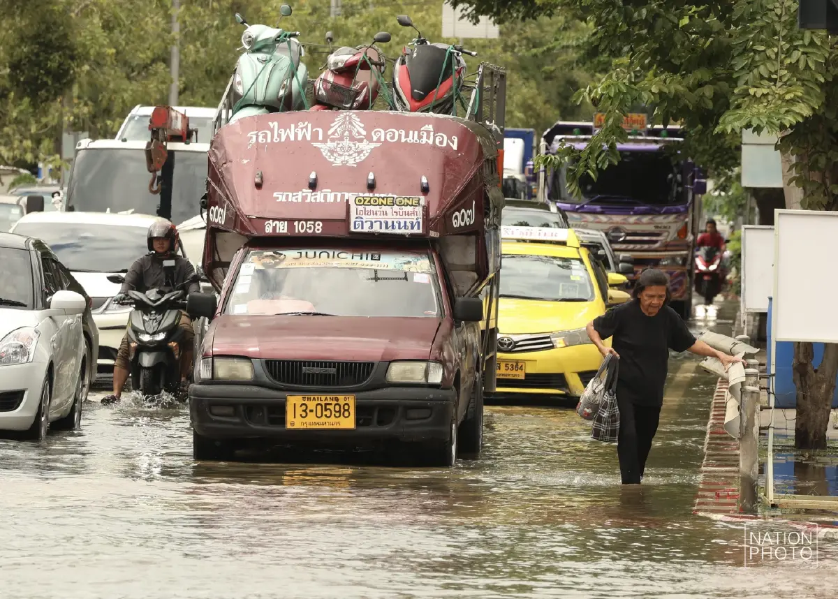 ฝนถล่มกรุง! ดอนเมืองน้ำยังท่วมขัง ถนนสรงประภา น้ำยังท่วมขัง