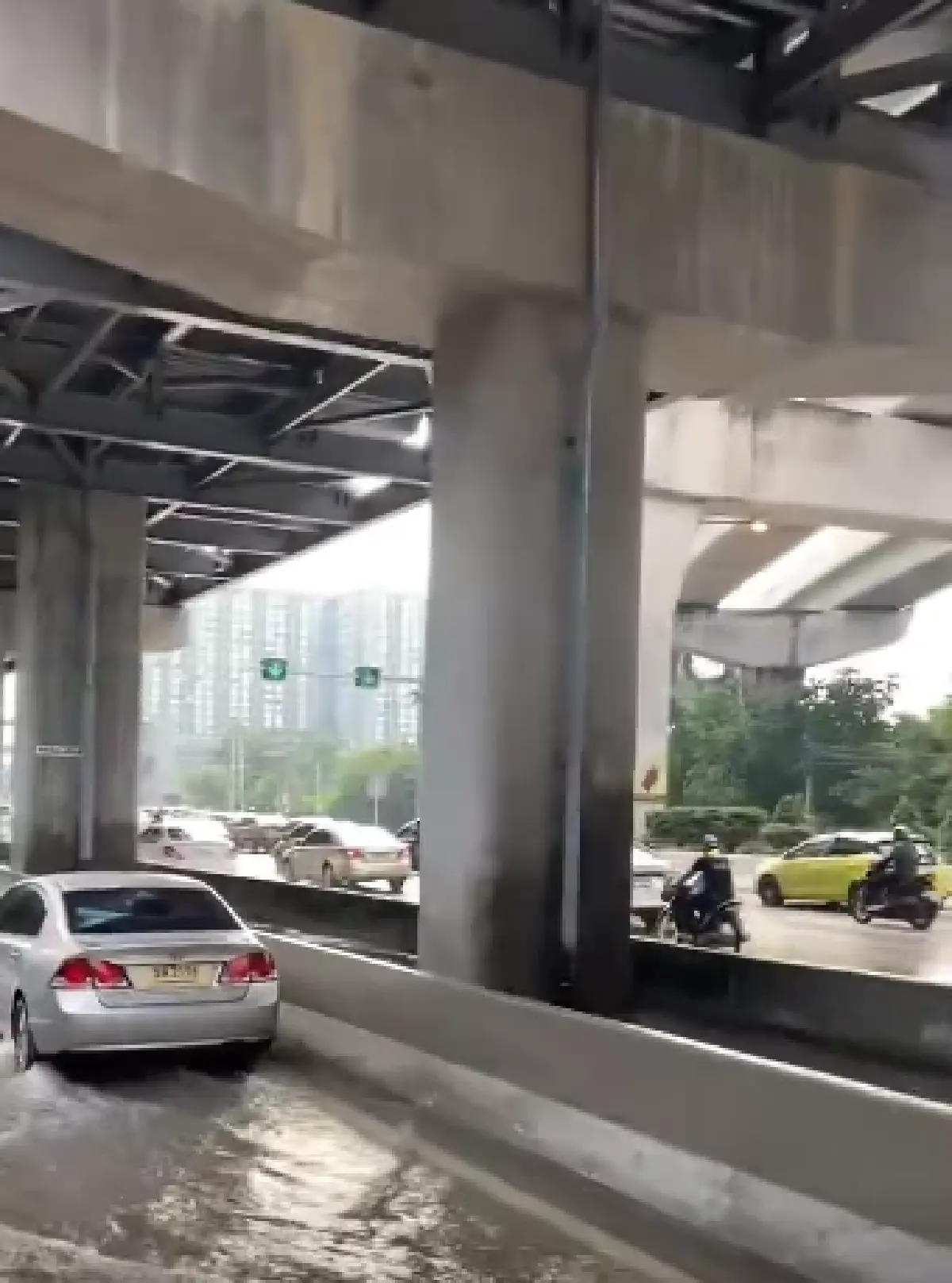 เช็กเส้นทางรถติด น้ำท่วมกรุงเทพ น้ำลดหรือยัง วันทำงาน ไปโรงเรียน