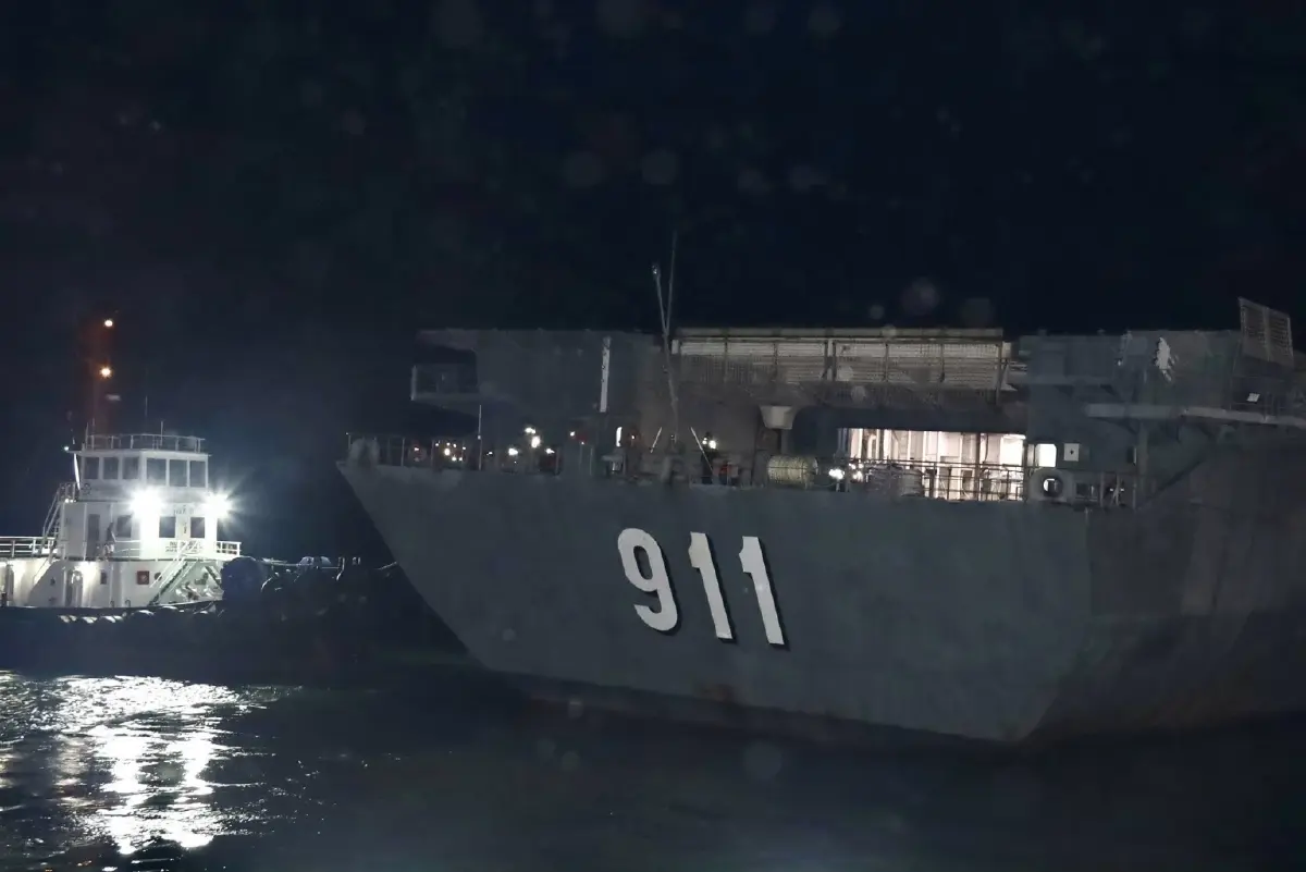 'เรือหลวงจักรีนฤเบศร' เคลื่อนพล มุ่งหน้า 'สงขลา' ช่วยน้ำท่วม 2568