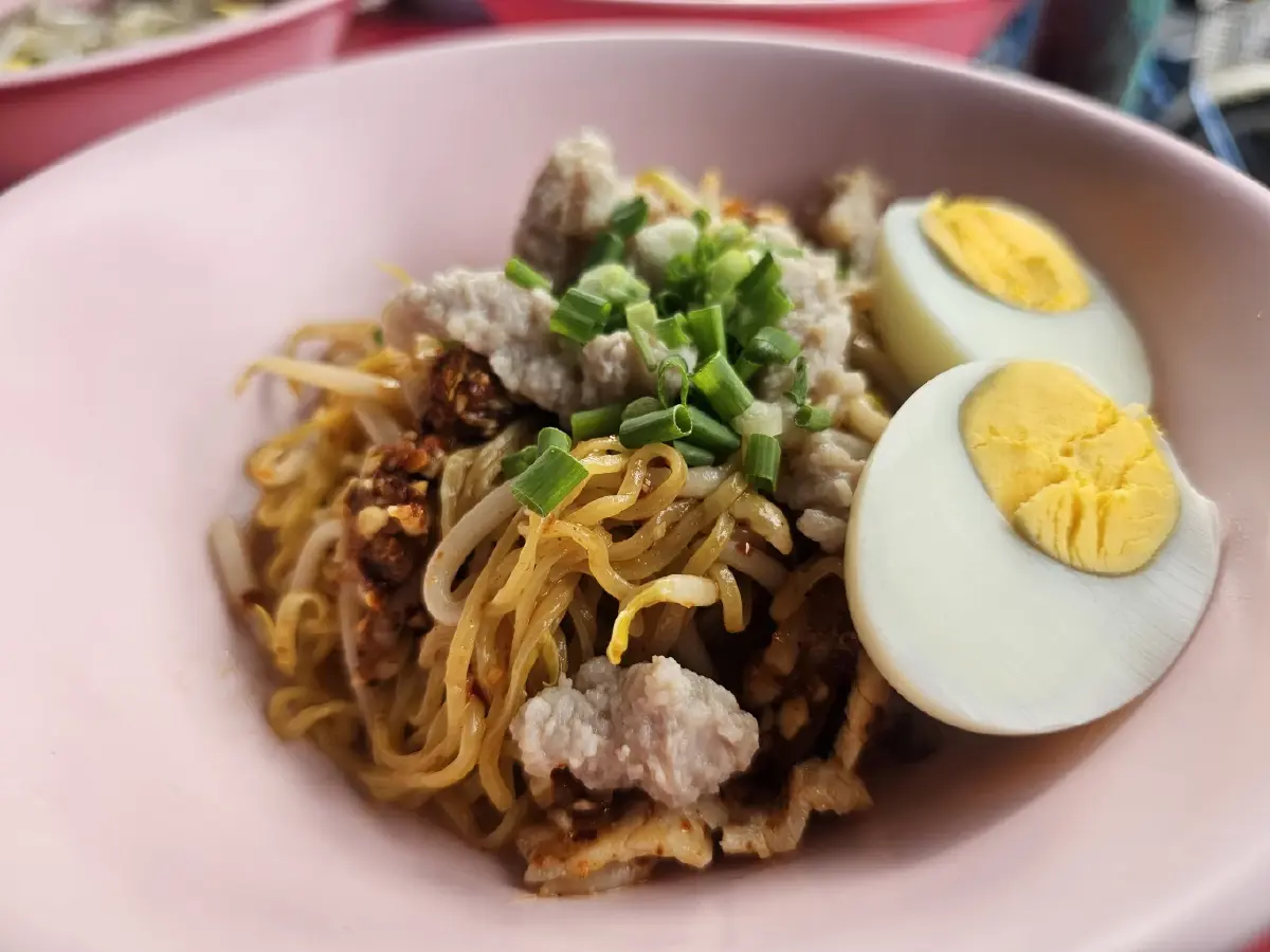 ‘โกบู้รสซิ่ง’ ก๋วยเตี๋ยวต้มยำในตำนาน 50 ปี ซอยนวมินทร์ 8