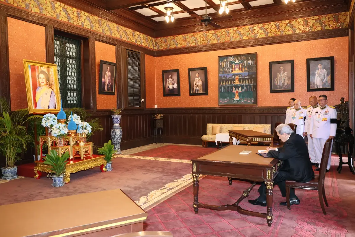 เจ้าชายแห่งราชรัฐลิกเตนสไตน์ ทรงวางพวงมาลาถวายราชสักการะพระบรมศพ พระพันปีหลวง