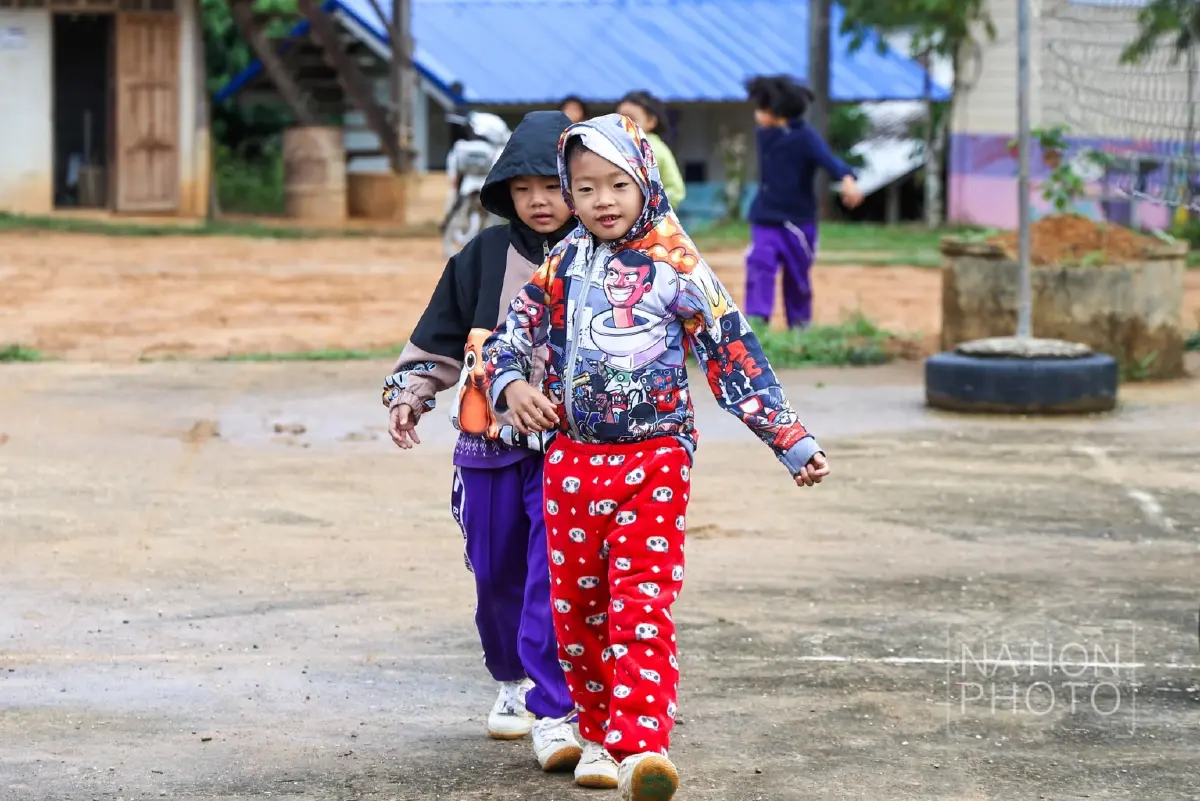 น่านหนาวมาก อุณหภูมิ 15°C เด็กๆ บ้านสันเจริญ แห่ใส่เสื้อกันหนาว