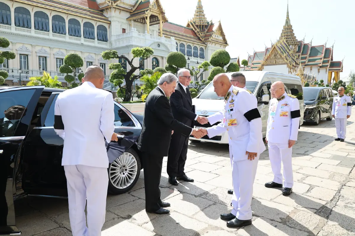 เจ้าชายแห่งราชรัฐลิกเตนสไตน์ ทรงวางพวงมาลาถวายราชสักการะพระบรมศพ พระพันปีหลวง