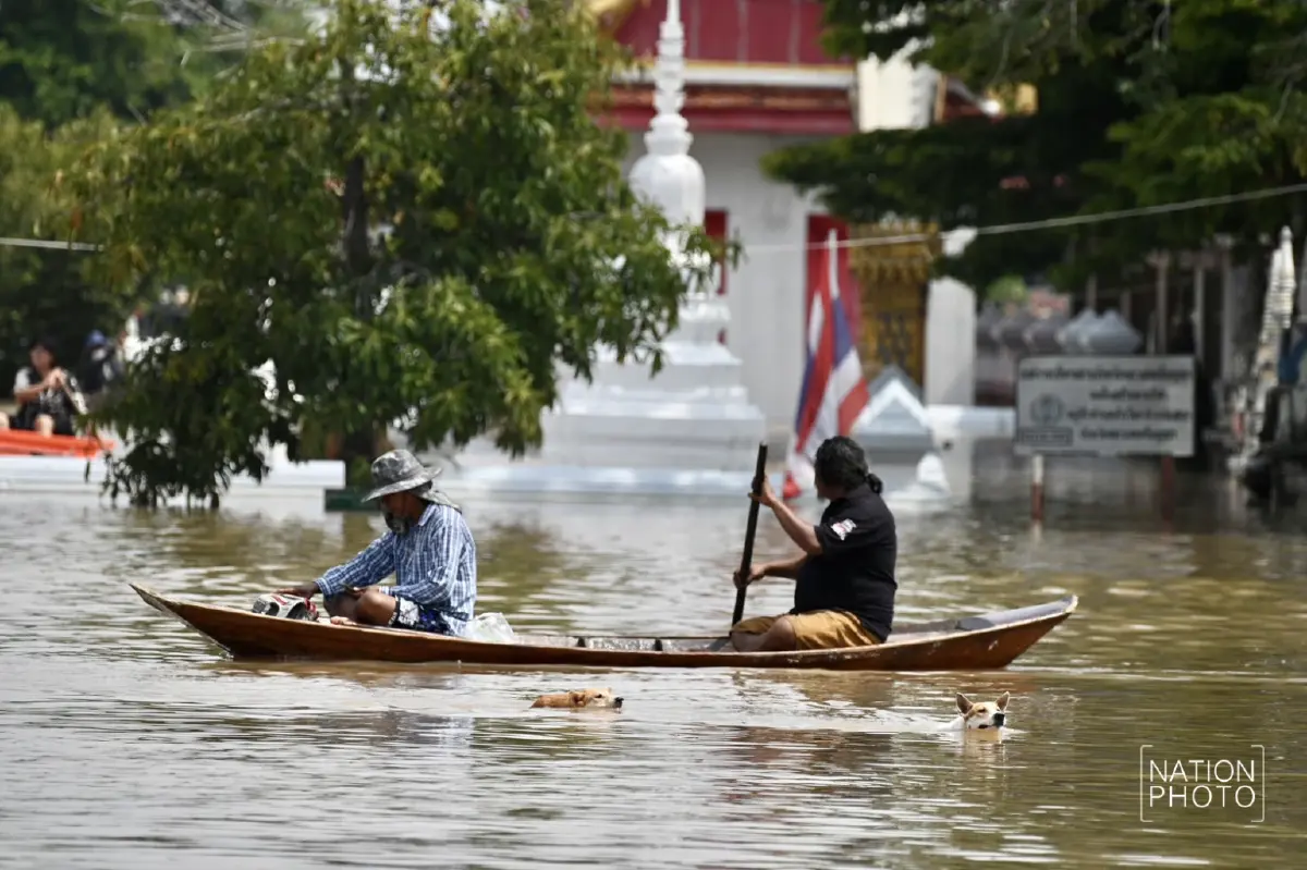 อัปเดต 'น้ำท่วมอยุธยา' ชาวบ้าน ต.หัวเวียง พายเรือมารอต้อนรับ นายกฯ ลงพื้นที่
