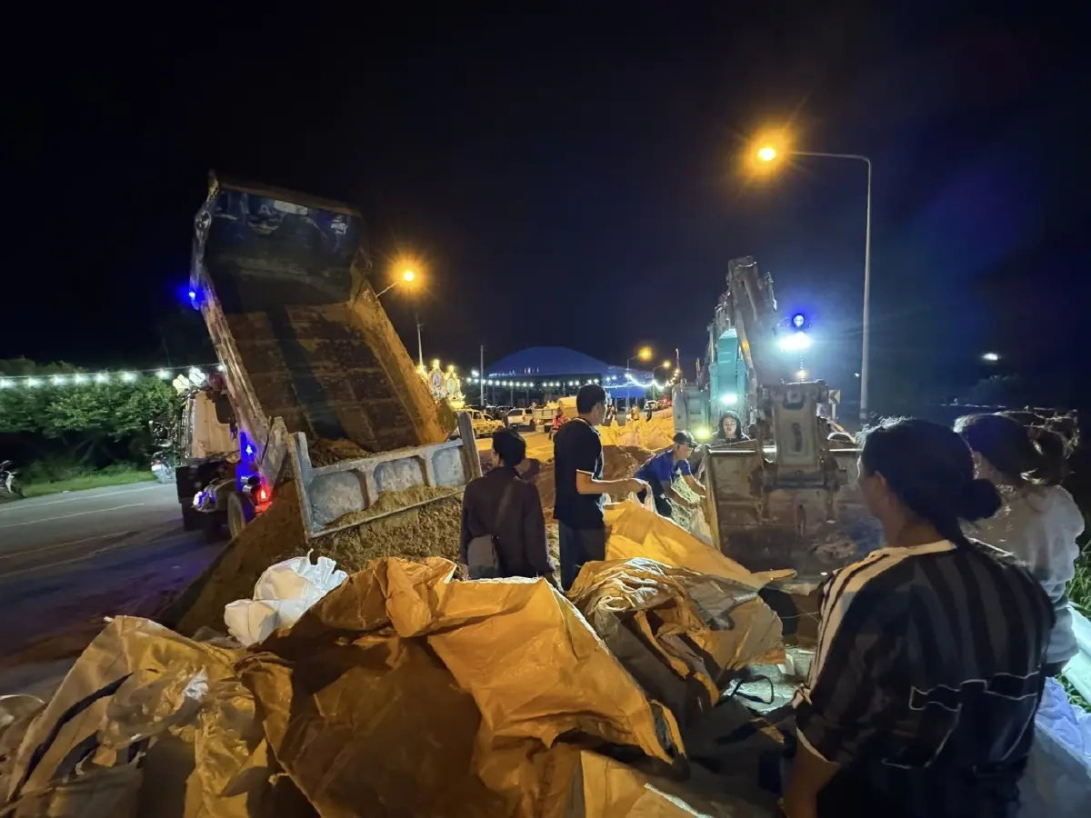 คันกั้นน้ำสิงห์บุรีขาดแล้ว! น้ำทะลัก ต.ต้นโพธิ์ เร่งสกัดมวลน้ำ