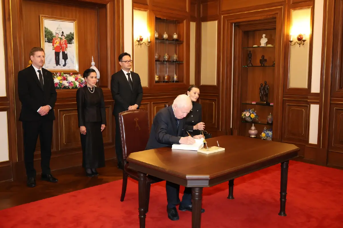 เจ้าชายแห่งราชรัฐลิกเตนสไตน์ ทรงวางพวงมาลาถวายราชสักการะพระบรมศพ พระพันปีหลวง