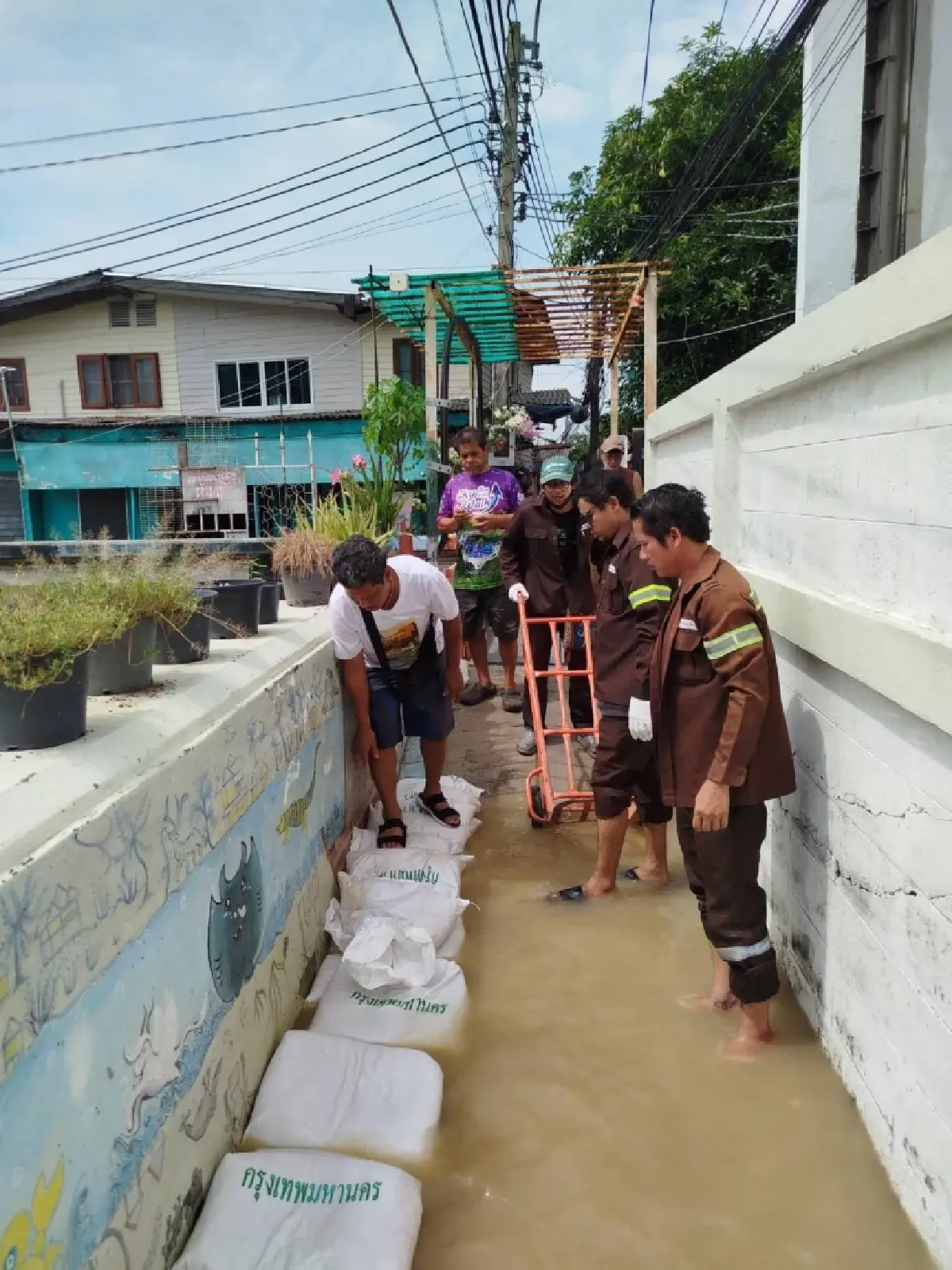 น้ำทะเลหนุนสูง บางกอกน้อย เร่งวางแนวกระสอบทราย เตือน กทม. มีฝน 40%