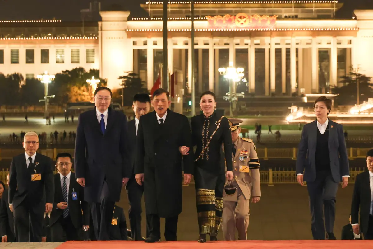ในหลวง - พระราชินี เสด็จพระราชดำเนินไปในงานเลี้ยงพระกระยาหารค่ำ รัฐบาลจีนจัดถวาย