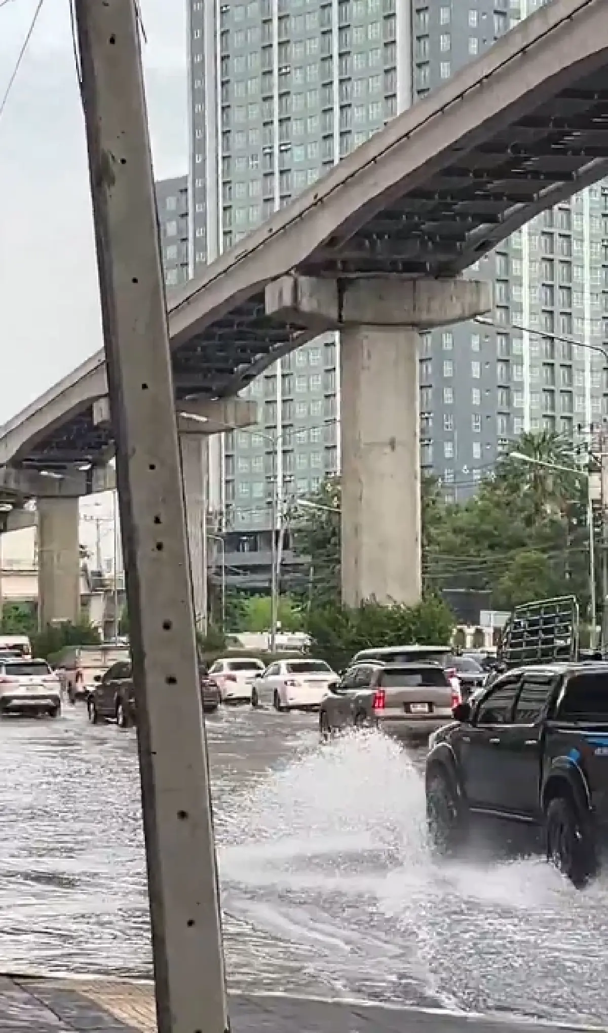 เช็กเส้นทางรถติด น้ำท่วมกรุงเทพ น้ำลดหรือยัง วันทำงาน ไปโรงเรียน