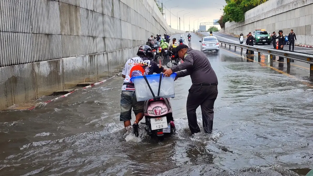 กระทบมาก ปิดถนน อุโมงค์ทางลอด ถนนเลียบทางรถไฟ น้ำท่วมสูงอยู่