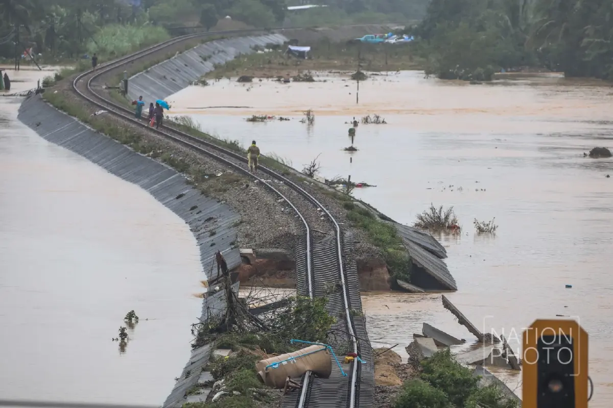 น้ำท่วมใต้วิกฤต! กระแสน้ำไหลแรง ซัดทางรถไฟสายใต้ขาด รฟท. งดเดินรถชั่วคราว