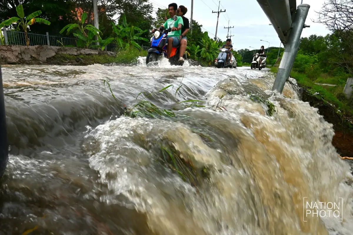 คันกั้นน้ำแตก อยุธยาอ่วม น้ำเจ้าพระยาทะลักท่วม เตือนที่ลุ่มต่ำยกของขึ้นที่สูง