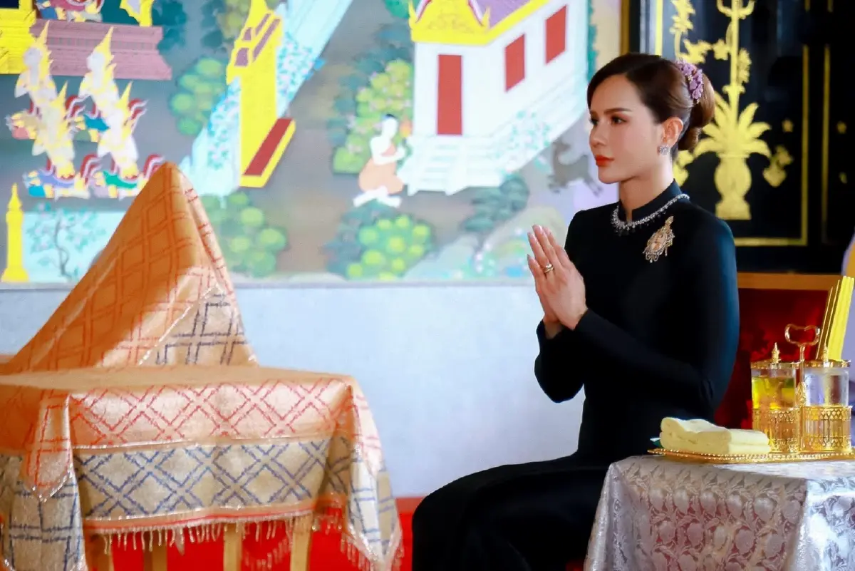 โปรดเกล้าฯ พลตรีหญิง คุณหญิงปภัสสร วัชรหทัยพัทธ์ ถวายผ้าพระกฐินพระราชทาน