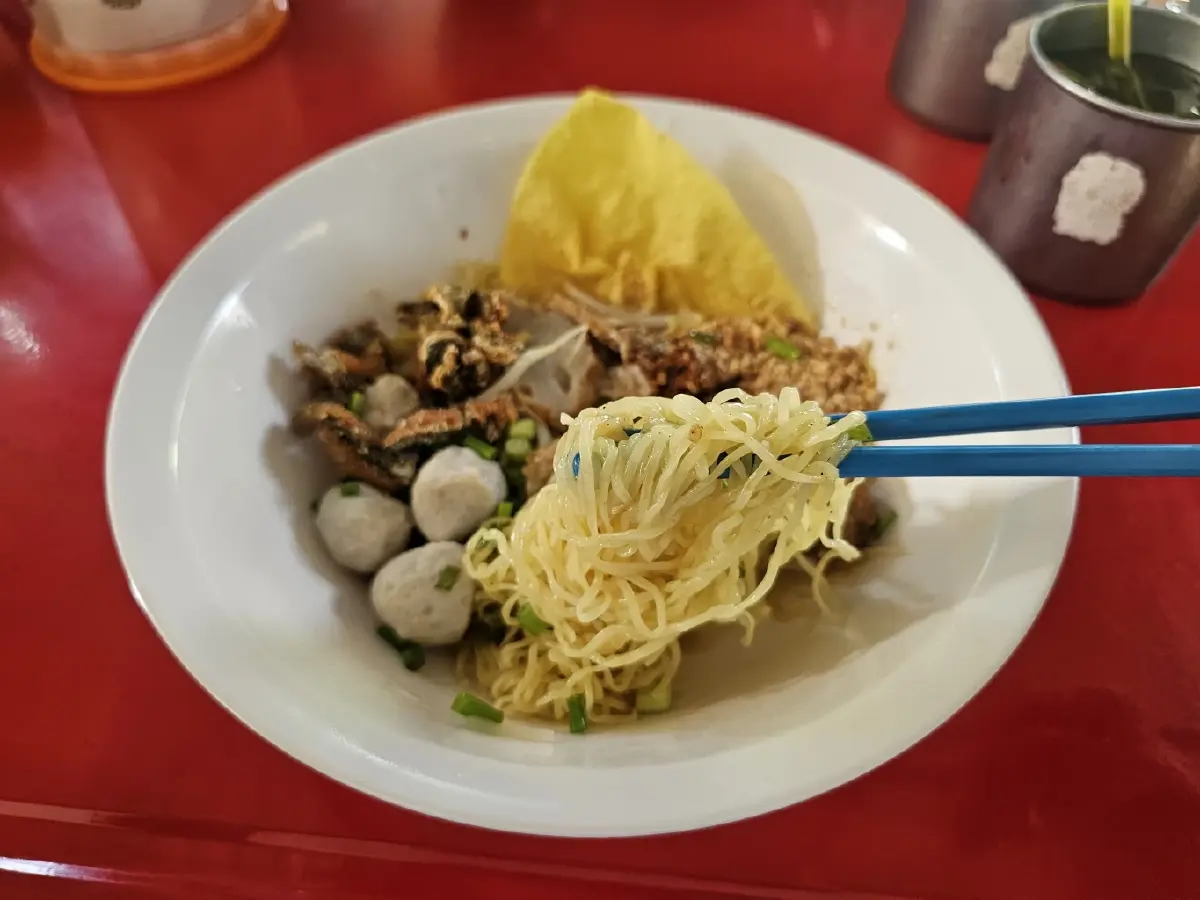 ‘ย่งฮั่วเฮง’ ก๋วยเตี๋ยวลูกชิ้นปลารสเด็ด อร่อย ที่ ถนนเอกชัย 45