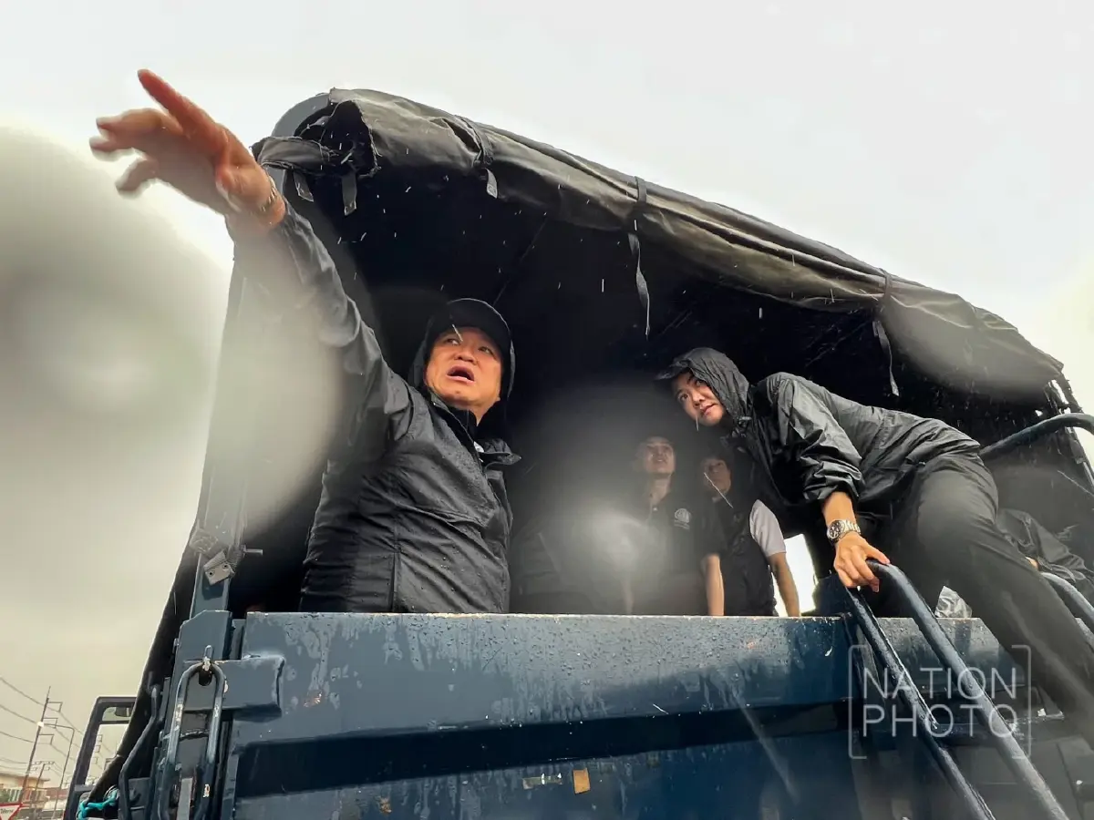 ‘อนุทิน’ ลุย แจกข้าวผู้ประสบภัย ‘น้ำท่วมหาดใหญ่’