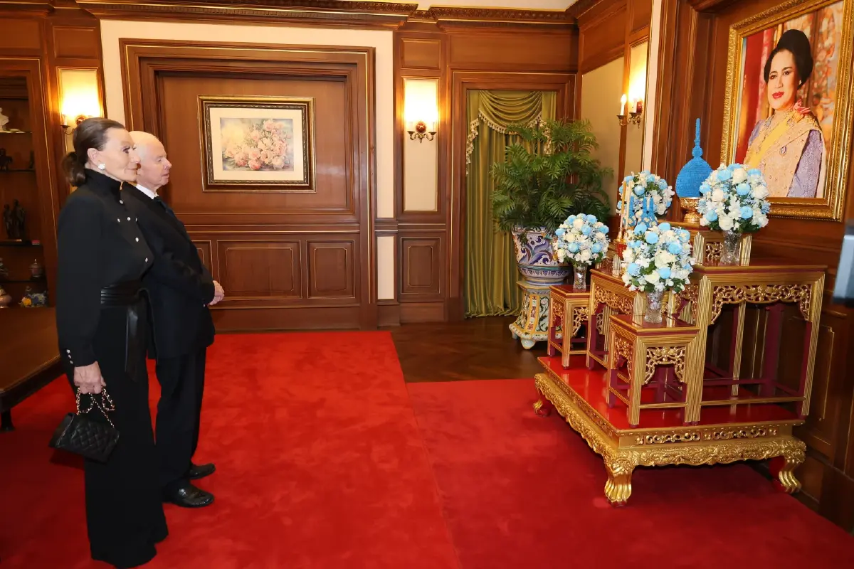 เจ้าชายแห่งราชรัฐลิกเตนสไตน์ ทรงวางพวงมาลาถวายราชสักการะพระบรมศพ พระพันปีหลวง